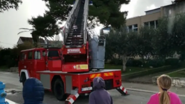 Supetarski vatrogasci u akciji spa&scaron;avanja s najvećeg i najvi&scaron;eg bora na rivi: 'Stvarno trebate imati izuzetan peh'
