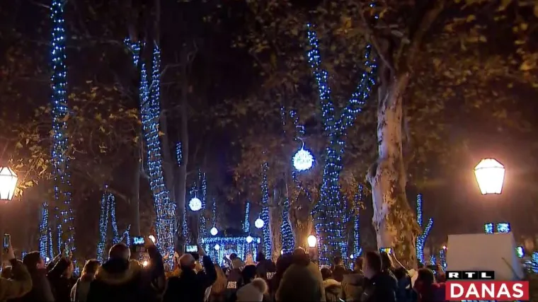 Događaj koji označava početak zagrebačkog Adventa: Pogledajte kako je izgledalo paljenje 25 tisuća lampica na Zrinjvecu