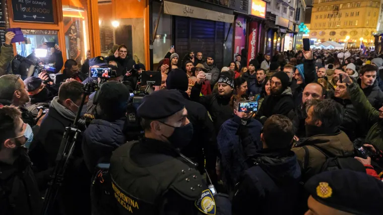 FOTO Prosvjednici okupirali Zagreb! Htjeli tijelima obgrliti Markov trg, žena za du&scaron;u Alemke Markotić upalila svijeću