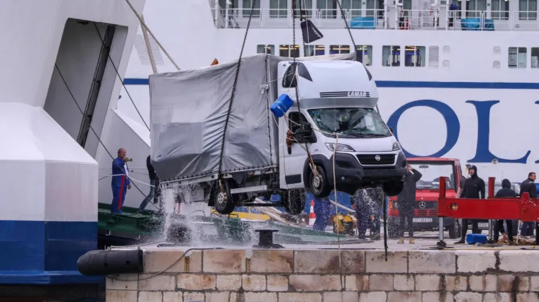 FOTO/VIDEO Akcija spa&scaron;avanja: Kamion zavr&scaron;io u moru. Vozač je zaboravio dignuti ručnu
