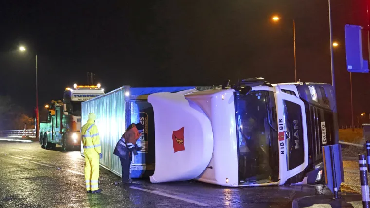 Snažna oluja poharala Britaniju: Dvije osobe poginule, o&scaron;tećene zgrade, putnici u vlaku bili zarobljeni 17 sati