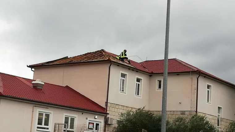 Udari olujnog juga rade probleme u Dalmaciji: Uru&scaron;io se dio krova staračkog doma, intervenirali vatrogasci