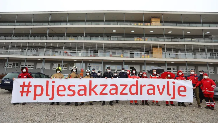 Lijepa gesta pripadnika hitnih službi: Pljeskom ohrabrili osoblje i oboljele u karlovačkoj bolnici