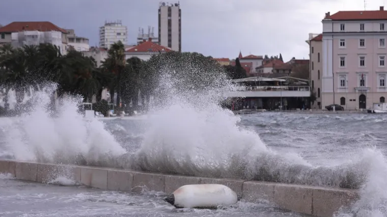 Udari vjetra diljem Dalmacije napravili kaos: Pod vodom zavr&scaron;ili dijelovi obale, o&scaron;tećeni krovovi