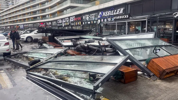 Snažna oluja pogodila Istanbul: Ima mrtvih i ozlijeđenih, grad u potpunom kaosu