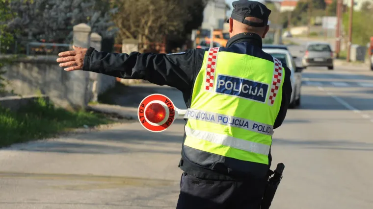 Policija ulovila rekordere: Jedan jurio 224 kilometara na sat, a drugi napuhao 3 promila