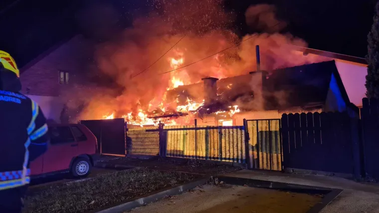 U požaru u centru Zagreba izgorjela kuća: 'Moji podstanari su zvali vatrogasce, skoro je i na&scaron;u zahvatilo'