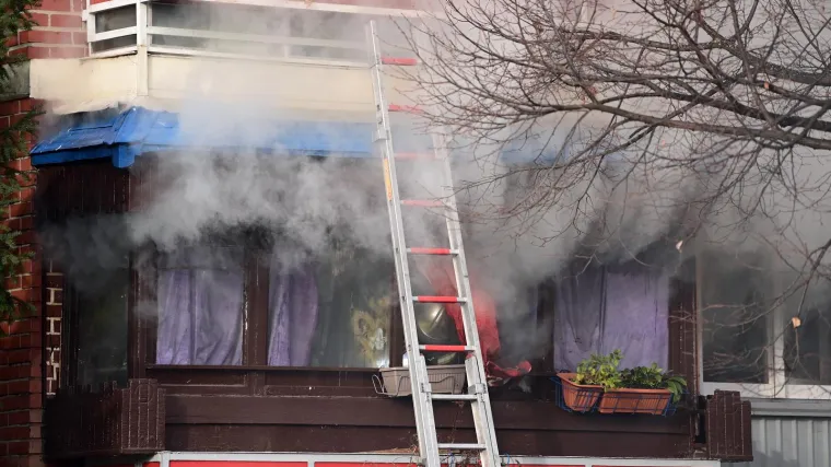 FOTO Veliki požar u zgradi u Zagrebu, vatrogasci spasili 11 stanara i psa: Petero ljudi je u bolnici