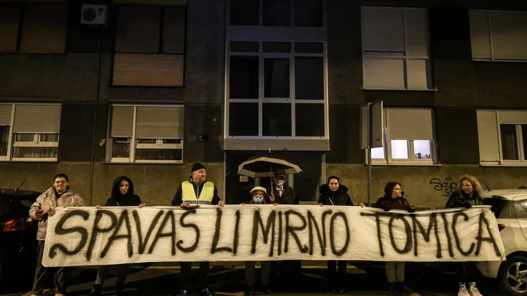 Roditelji prosvjedovali ispred Toma&scaron;evićevog stana zbog ukidanja mjere: 'Spava&scaron; li mirno Tomica'