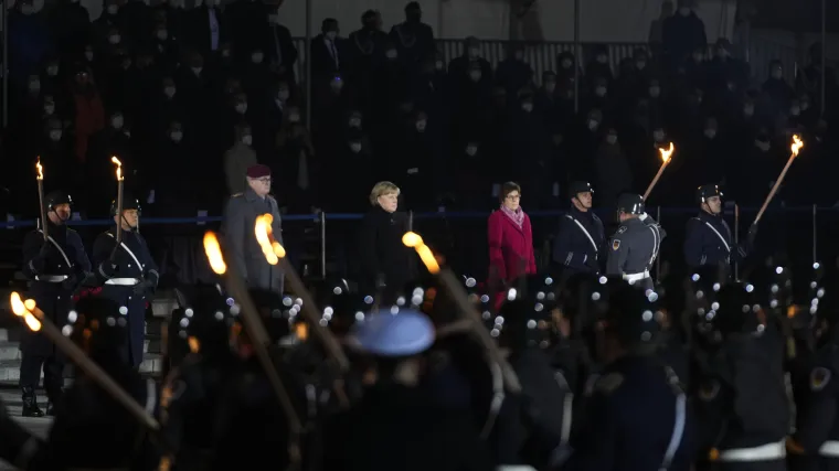 Veliki opro&scaron;taj od Merkel: Njemačka vojska u tradicionalnom mimohodu, svira pjesma punk ikone 70-tih
