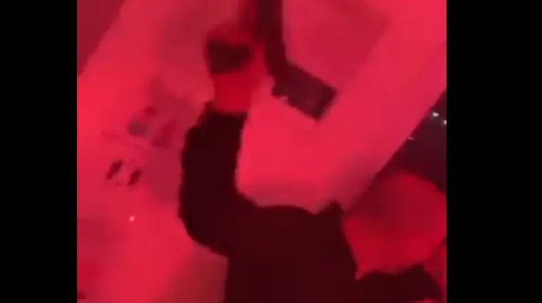 Vučić snimljen na tulumu s navijačima kako pjeva: Palile se baklje, pucalo iz pi&scaron;tolja, a bilo je i hrvatskih hitova