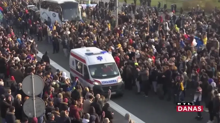 Huligani su tukli prosvjednike po Srbiji, neki i&scaron;li i autima na mase, ali: 'Ovo je prvi građanski neposluh od 90-ih'