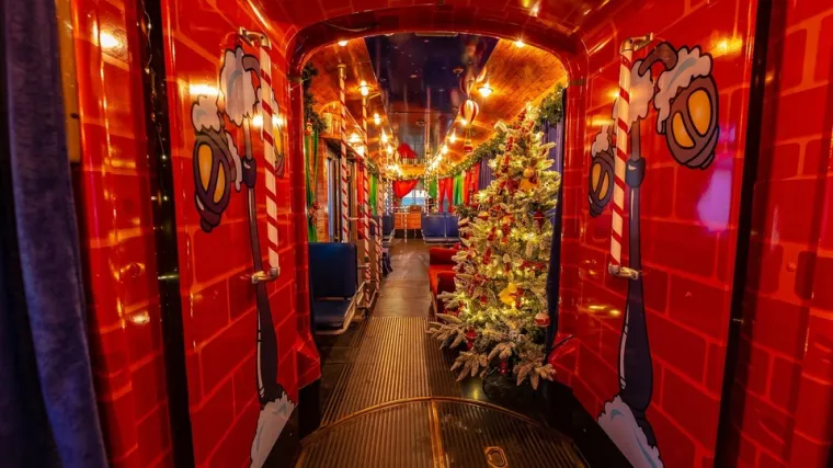 Zavirite u čarobnu unutra&scaron;njost osječkog božićnog tramvaja