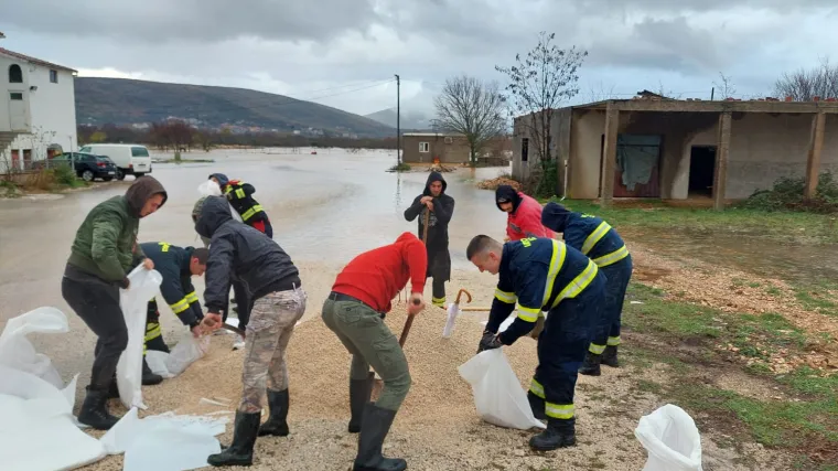 VIDEO Velika poplava u Dicmu! Vatrogasci na terenu postavljaju vreće pijeska