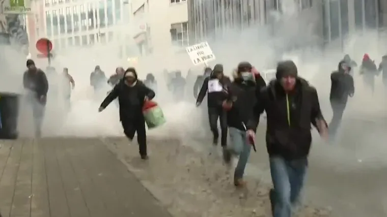 Protivnici mjera u Belgiji nastavljaju protestirati: Policija ih je rastjerivala suzavcem i vodenim topovima