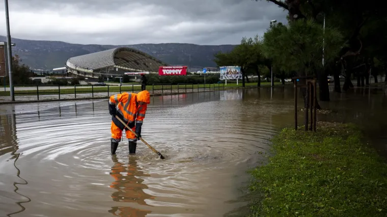 Voda u&scaron;la u Dioklecijanove podrume, kafiće i restorane... Vatrogasci izvlačili vozača i auto iz vode na Poljudu