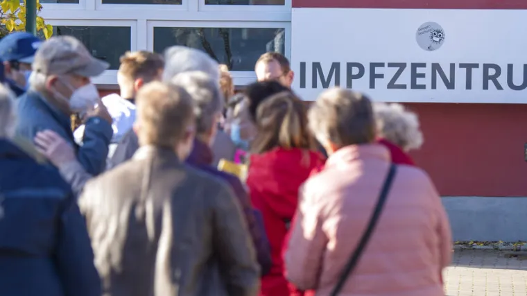 Buduća njemačka vlada obavezno cijepljenje protiv COVID-a planira od 16. ožujka za određene profesije