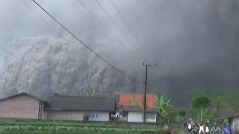VIDEO Bježali su pred 12.000 metara visokim stupovima užarenog pepela. Jesu li erupciju doista izazvali grmljavina i ki&scaron;e?