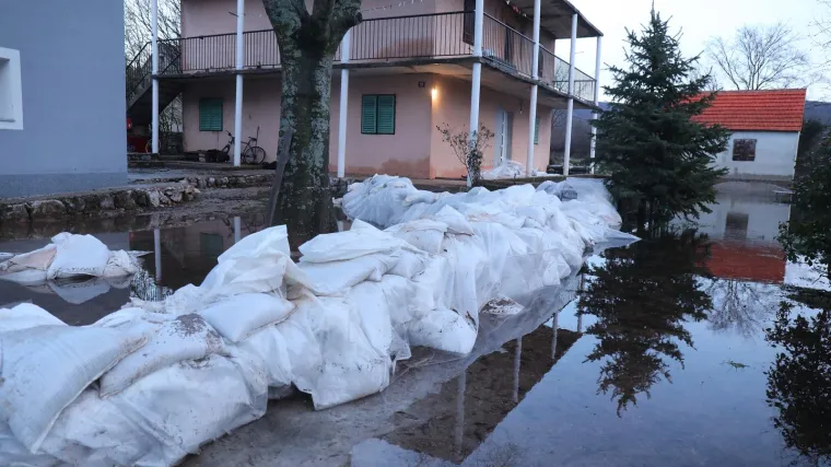 Ovako danas izgleda Dicmo: Voda se povlači, no vatrogasci su imali pune ruke posla