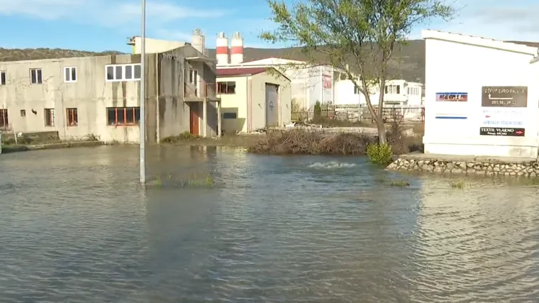 Zbrajaju se &scaron;tete nevremena u Dalmaciji, dio cesta u Dicmu izgleda poput rijeke:'Nisam spavao cijelu noć, dežurao sam'