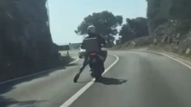 VIDEO Izbjegao smrt za dlaku: Vozač dostavnog skutera vijugao po opasnim zavojima pa zavr&scaron;io u suprotnoj traci