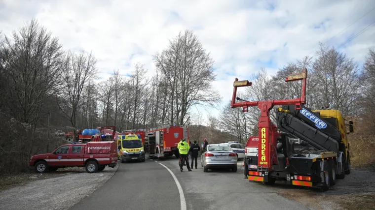 FOTO Kamion sletio s ceste kod parka prirode Učka, izvlačila ga četiri teretna vozila