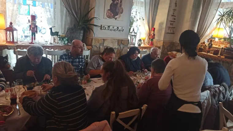 Predivna gesta! Beskućnicima u Rijeci platio ručak. Ne znaju tko je, a priu&scaron;tio im je delicije: 'Nisam bitan ja, bitni su ONI'