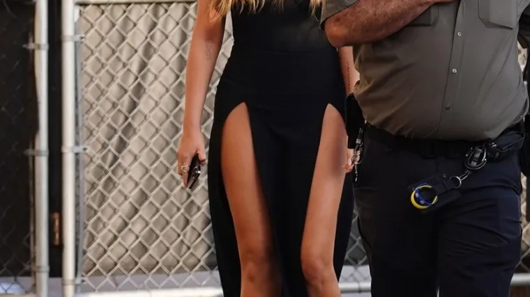 Poznatoj manekenki (36) se haljina s dva opasno visoka proreza uporno zavlačila tamo gdje ne smije