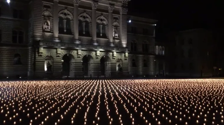 &Scaron;vicarci zapalili 11 tisuća svijeća za žrtve korone: 'Želimo stvoriti prostor gdje bi se prisjećali i žalili za žrtvama'