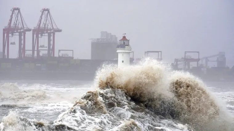 Na Irsku se obru&scaron;ila najgora oluja u pola stoljeća! 'Meteorolo&scaron;ka bomba', vjetrovi 130 km/h, ki&scaron;a, snijeg...