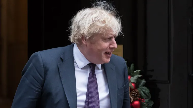 Britanski premijer na udaru kritika zbog božićne zabave tijekom karantene. Njegova tiskovna tajnica sve pravdala kroz smijeh...