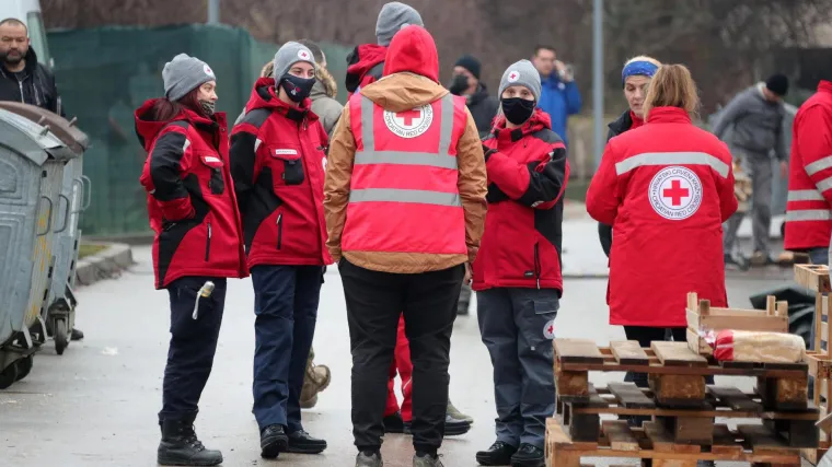 Crveni križ počeo na Banovini dijeliti grijalice i lopate za snijeg