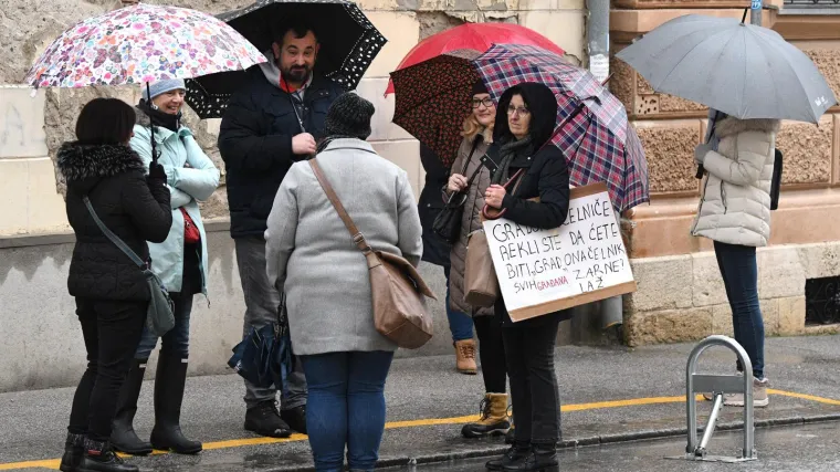 VIDEO Roditelji-odgojitelji prosvjeduju pred Gradskom skup&scaron;tinom: Toma&scaron;evića dočekali zvižducima i povicima 'Ostavka! Ostavka!'