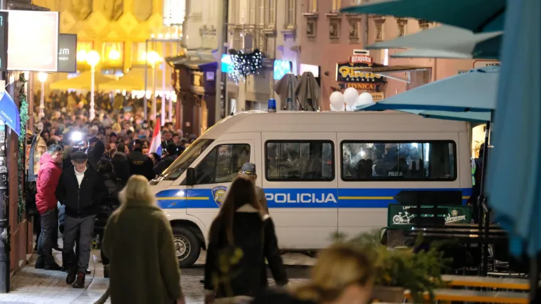 Policija nastavlja sankcionirati organizatore prosvjeda protiv COVID potvrda: Prijavljena jo&scaron; jedna žena i mu&scaron;karac