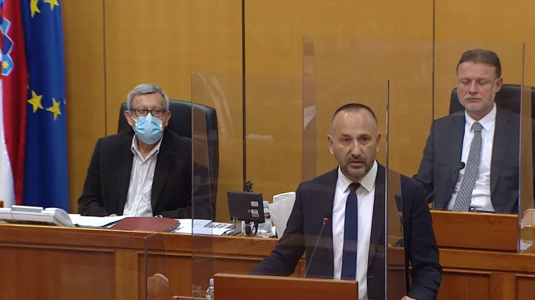 Protivnici COVID potvrda u Saboru napali Bero&scaron;a, branio ga Zekanović: ' Može vas biti sram&hellip;'