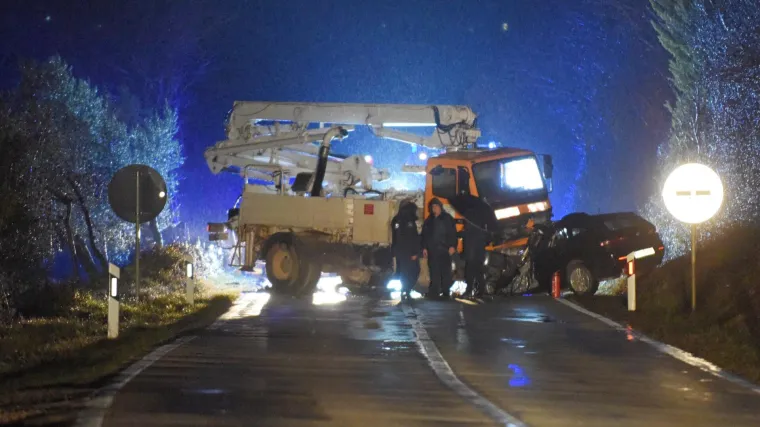 Poginuo vozač osobnog automobila u sudaru s kamionom na cesti Vodnjan - Bale