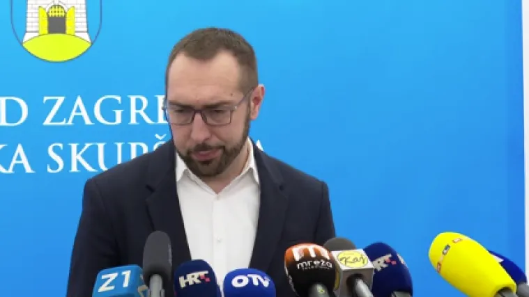 Burno u skup&scaron;tini. &Scaron;koro: 'Upozoravao sam na ovo'; Toma&scaron;ević: 'Drago mi je pozdraviti &Scaron;koru koji je tu prvi put'