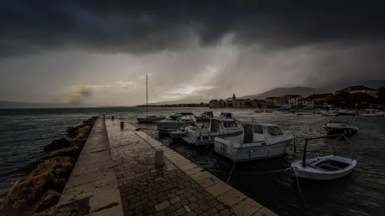 Vikend nam počinje prilično nepovoljno, čak na obali i opasno: U Dalmaciji oborina u obilnoj količini