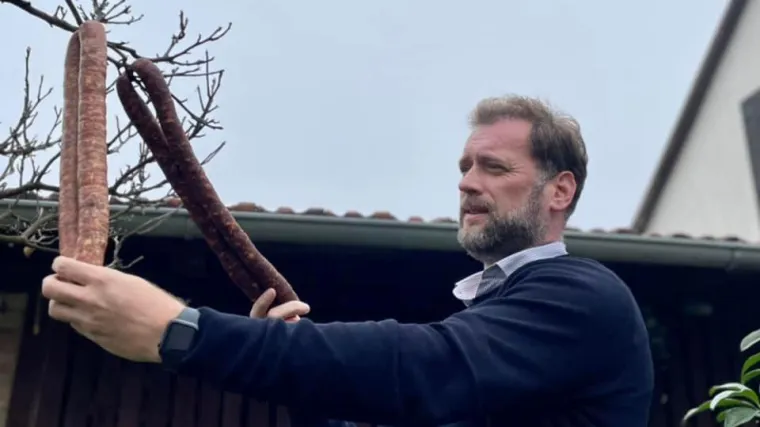 Banožić objavio sliku s kobasicama i ostavio poruku 'zagrebačkom fakinu'. Pretpostavljate kojem...