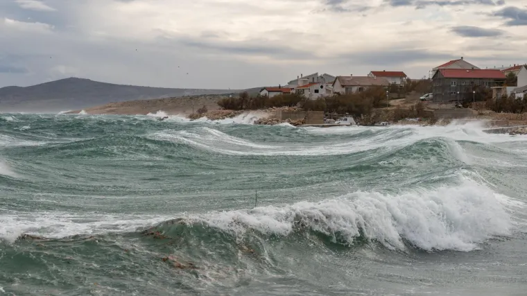 VIDEO Lovac na oluje izmjerio orkansku buru od 167 km/h, pa stigao jo&scaron; jači udar: 'Oborila me na tlo i slomila mobitel'