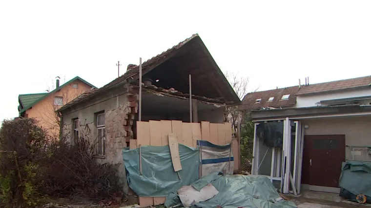 Ovu napuštenu, opasnu zgradu ne ruši se jer ima čak 39 vlasnika! S nje otpadaju cigle, žbuka i grede, a ona stoji