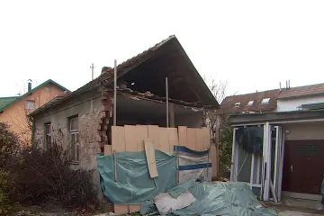 Ovu napuštenu, opasnu zgradu ne ruši se jer ima čak 39 vlasnika! S nje otpadaju cigle, žbuka i grede, a ona stoji