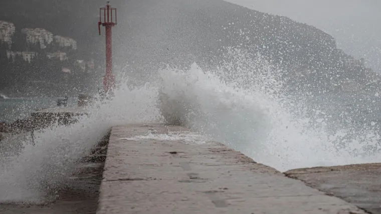 Zbog snijega, kamioni s prikolicom i tegljači ne mogu se probiti do Dalmacije, na moru pu&scaron;u orkanski udari vjetra