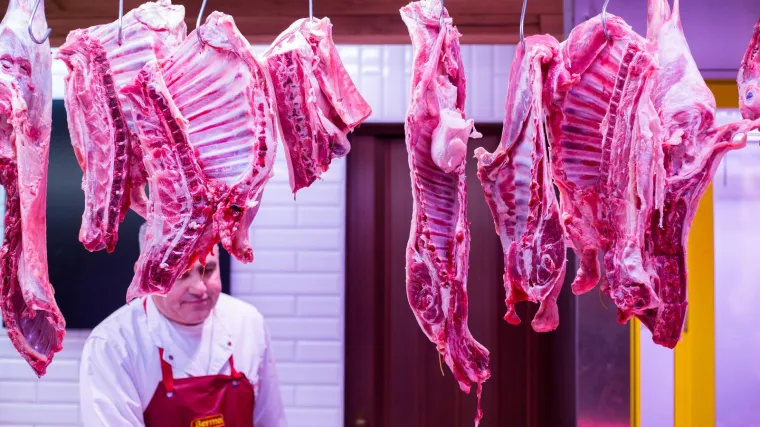 Izvje&scaron;taj Bijele kuće: Najveći prerađivača mesa podigli su profitne marže za 500 posto od početka pandemije