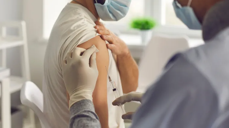 Mu&scaron;karac se cijepio 10 puta u jednom danu protiv COVID-a: Smatra se da je plaćen da se cijepi umjesto drugih ljudi