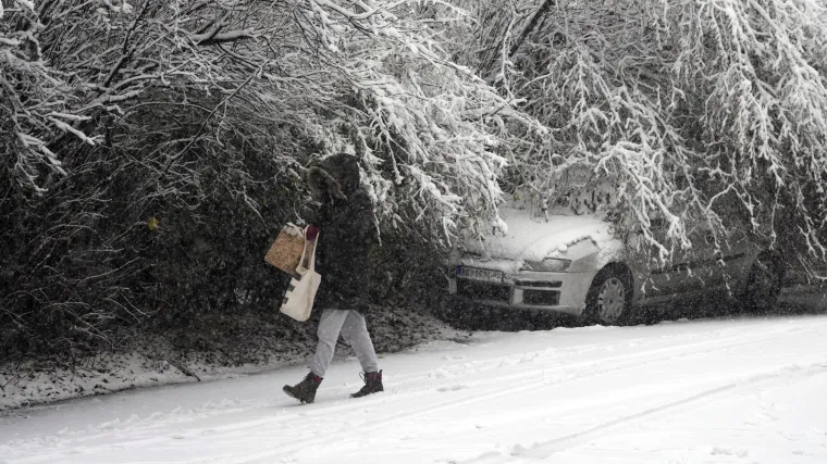 VIDEO Srbiju zatrpao snijeg. Ministar se hvalio kako su prometnice prohodne, a onda objavio video gdje gura auto