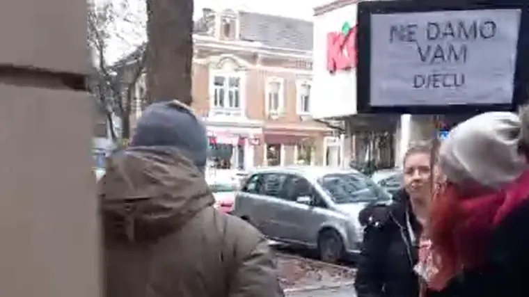Liječnicima je dosta antivaksera, traže da policija pronađe krivce: 'Vrijeđali su liječnicu i prijetili joj'. Osvanuli su i plakati