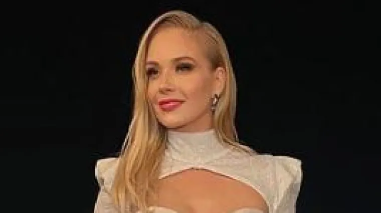 Nemoguće je odrediti koji joj je glavni adut: Jelenu Rozgu u ovom izdanju ne možemo nego odmjeriti od glave do pete