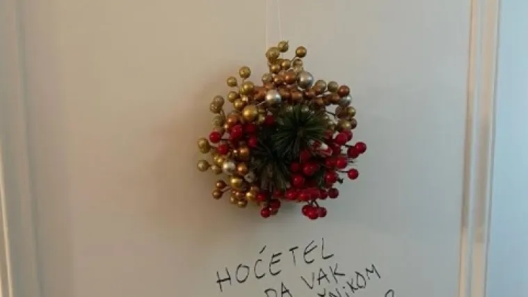 'Tu sam katolici da vas prekrstim': Na vrata katoličke obitelji u Sarajevu nacrtali kala&scaron;njikov, policija istražuje slučaj