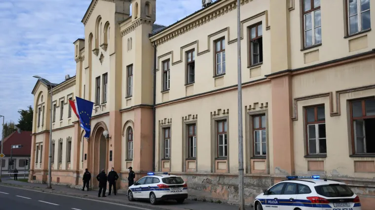 Podnesena je prijava protiv sudionika anticovid prosvjeda u Bjelovaru: Prijetili su zaposlenicima i remetili red i mir